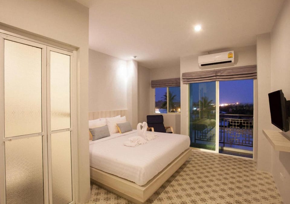 Bed, TV and multimedia, Photo of the whole room, air conditioner