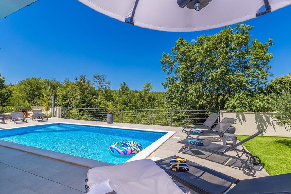 Swimming pool, sunbed