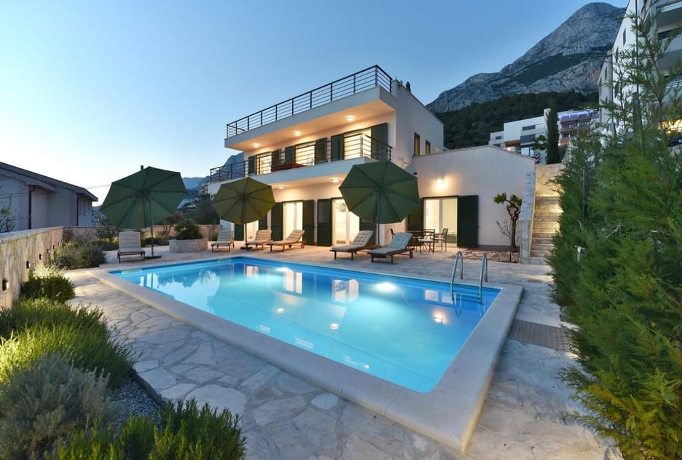 Property building, BBQ facilities, Balcony/Terrace, Dining area, Swimming pool, air conditioner