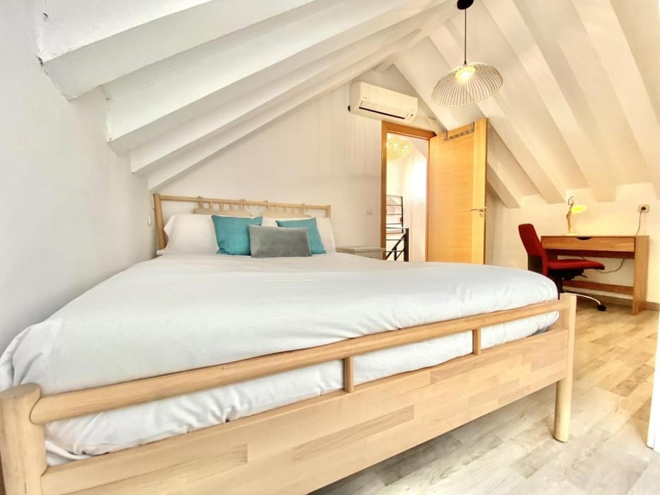 Photo of the whole room, Bedroom