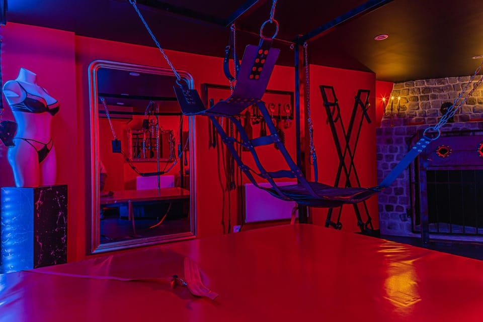 Playroom XXL Loft LOVE Room avec Espace spa Terrasse vue sur les toits Salle de jeux pour adultes Libourne centre 10 min de St Emilion Proche Bordeaux Villa in Fronsac