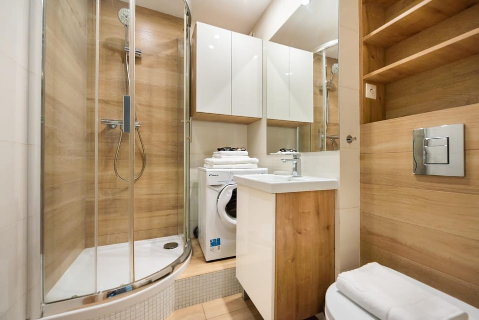Shower, Toilet, Bathroom, towels, washing machine