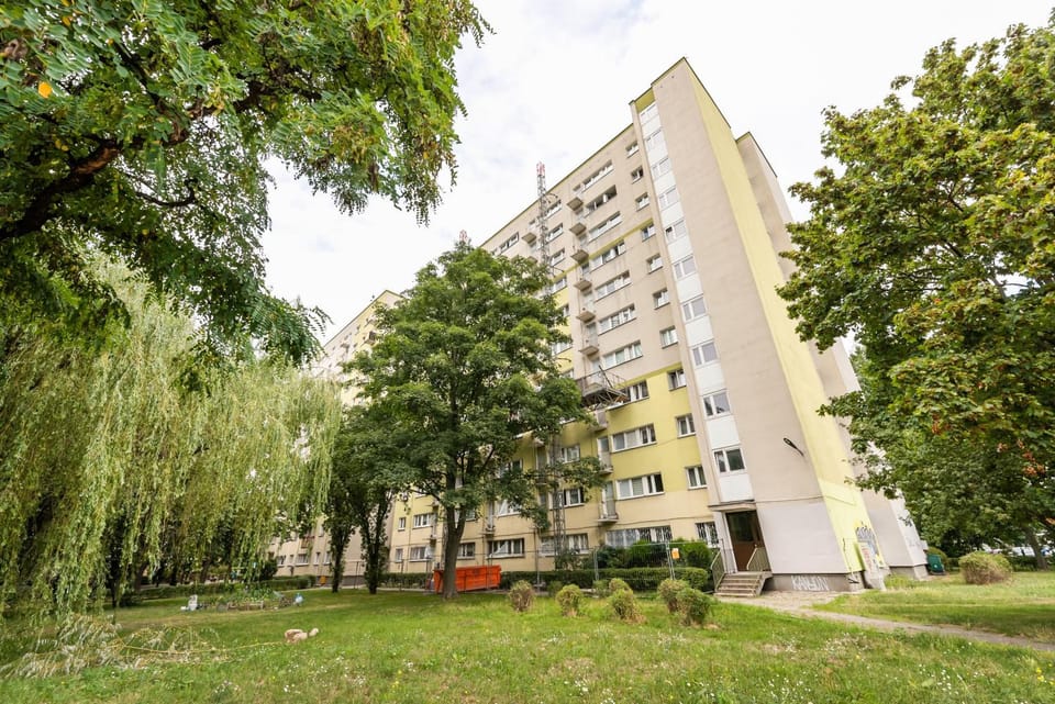 Property building, Neighbourhood, Location