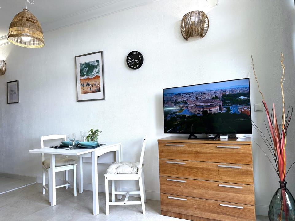 Photo of the whole room, Dining area