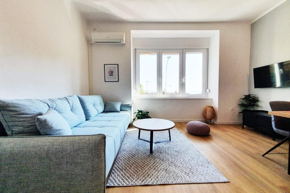 TV and multimedia, Living room, Seating area, air conditioner