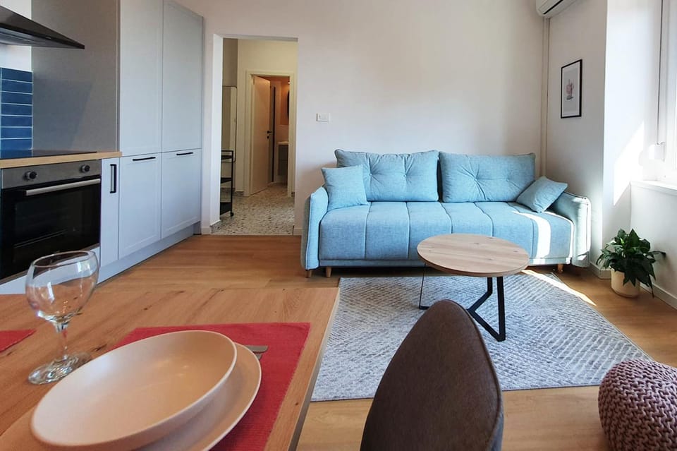 TV and multimedia, Kitchen or kitchenette, Living room, Seating area, Dining area