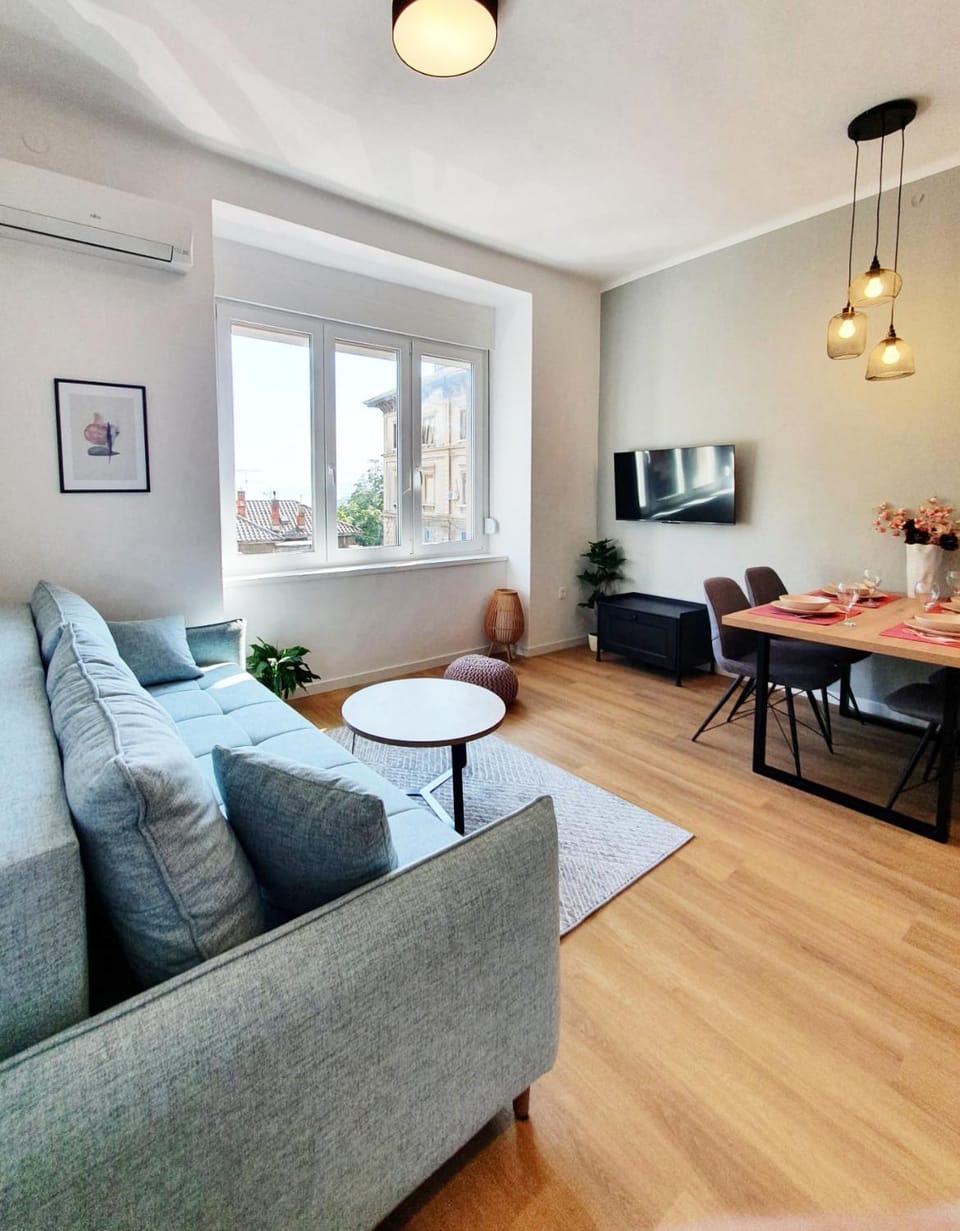 TV and multimedia, Kitchen or kitchenette, Living room, Seating area, Dining area
