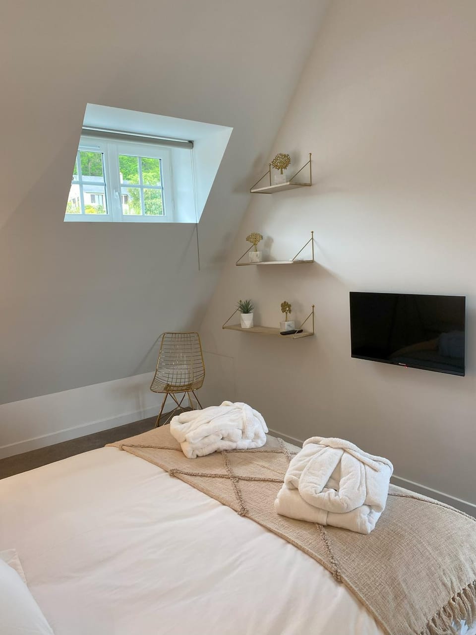 Bed, TV and multimedia, Photo of the whole room, Bedroom
