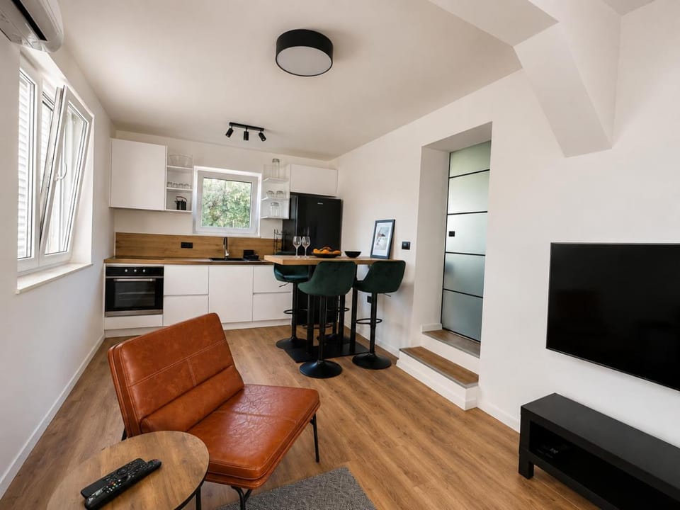 TV and multimedia, Living room, Seating area, Dining area, oven
