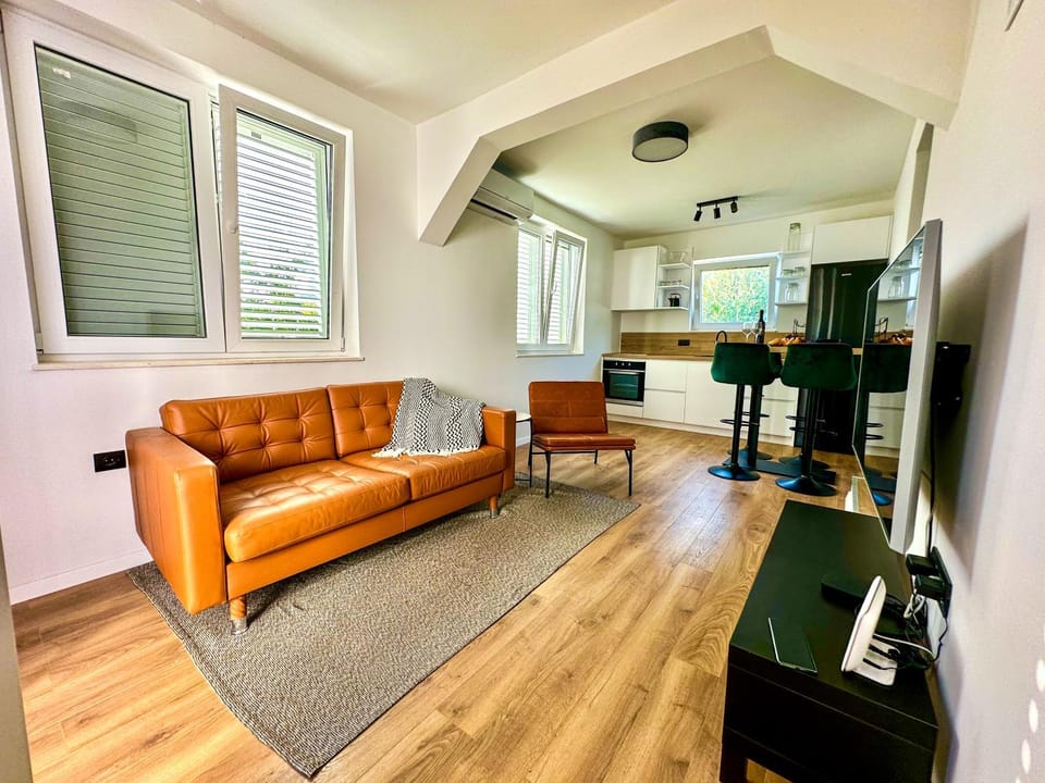 TV and multimedia, Kitchen or kitchenette, Living room, Seating area, Dining area