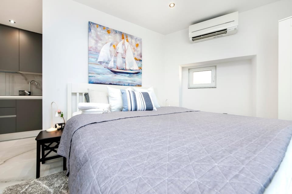 Bed, air conditioner