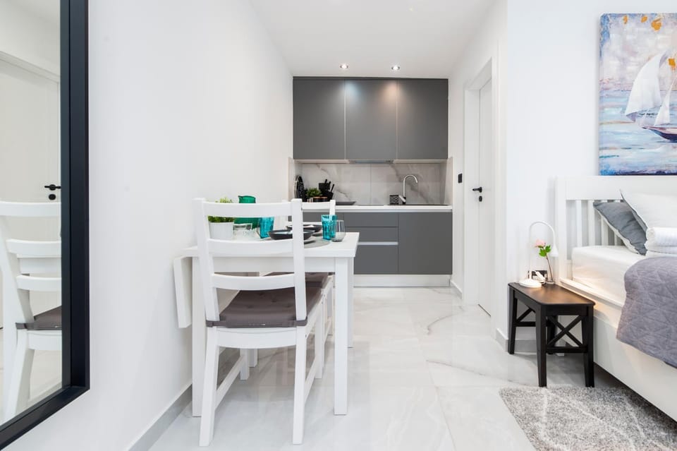 Kitchen or kitchenette, Seating area, Dining area