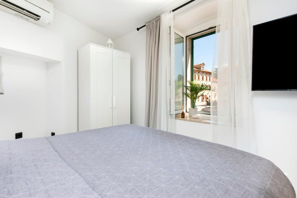 Bed, TV and multimedia, Bedroom, wardrobe, air conditioner