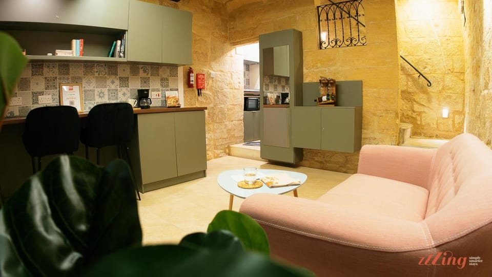 Kitchen or kitchenette, Living room, Seating area, Dining area, minibar