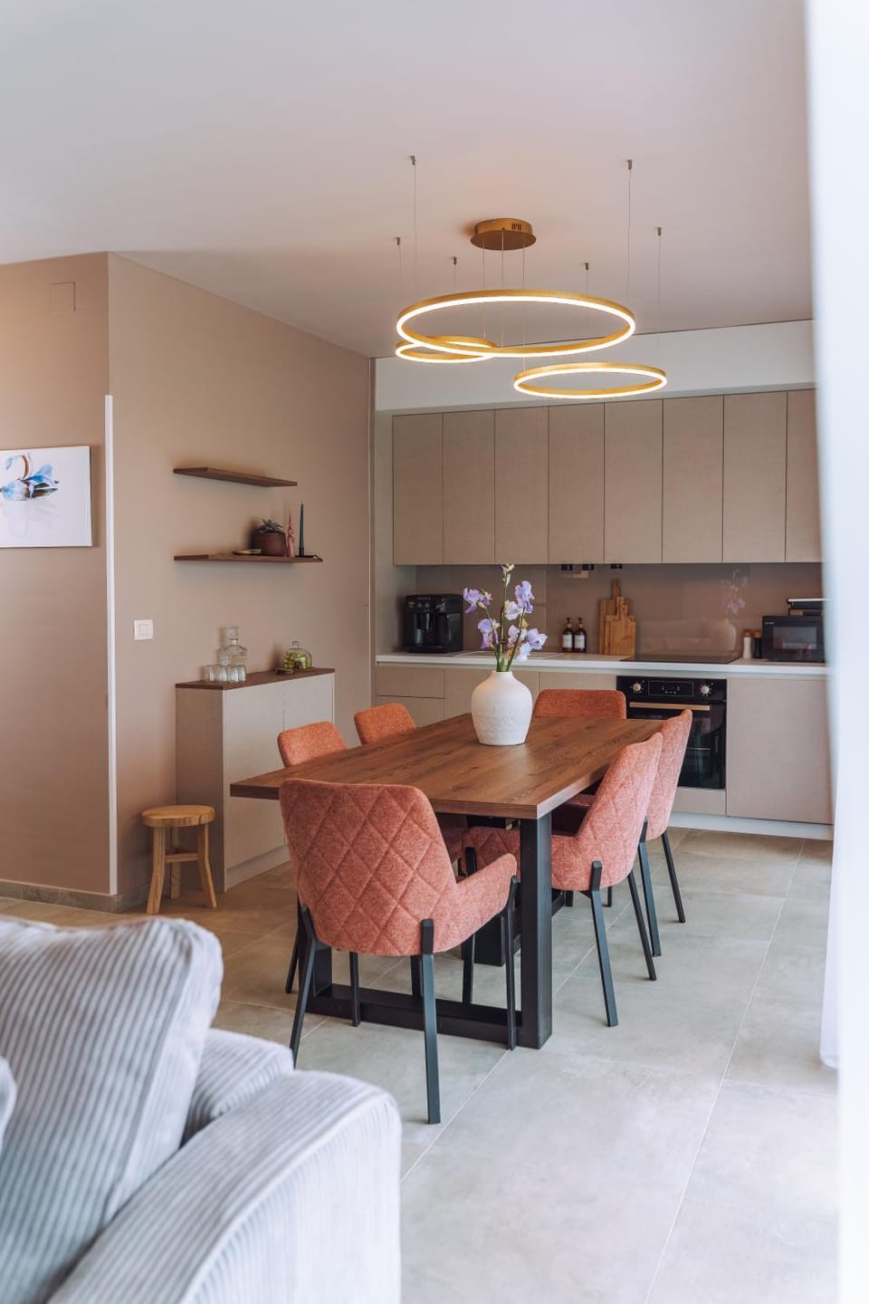 Kitchen or kitchenette, Seating area, Dining area, minibar, pet friendly