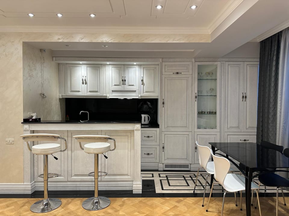 Kitchen or kitchenette, Dining area, minibar, pet friendly