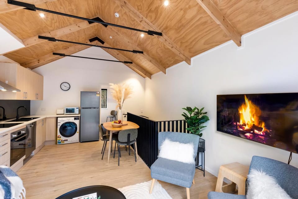 Kitchen or kitchenette, Living room, Seating area, Dining area, dishwasher, oven, stove, washing machine