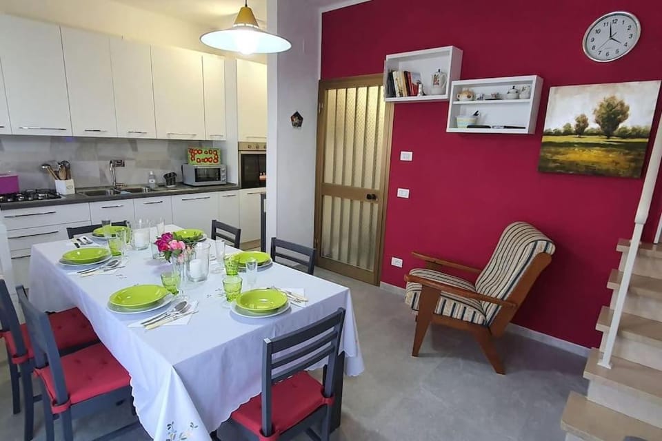 Kitchen or kitchenette, Dining area, minibar, pet friendly, stove