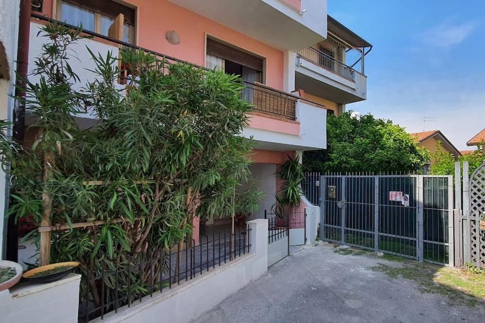 Property building, Facade/entrance, Day, Balcony/Terrace