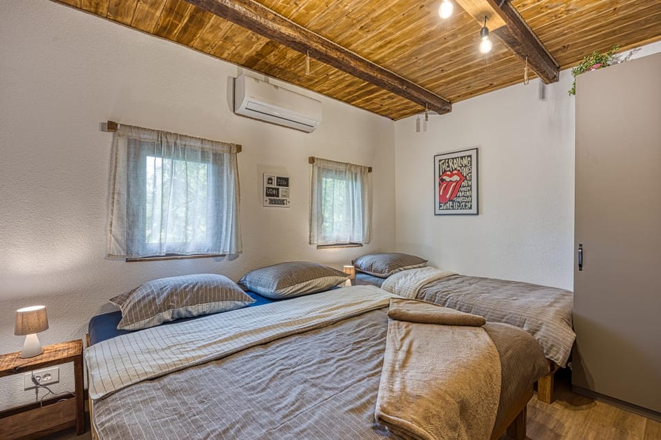 Bed, Bedroom, air conditioner