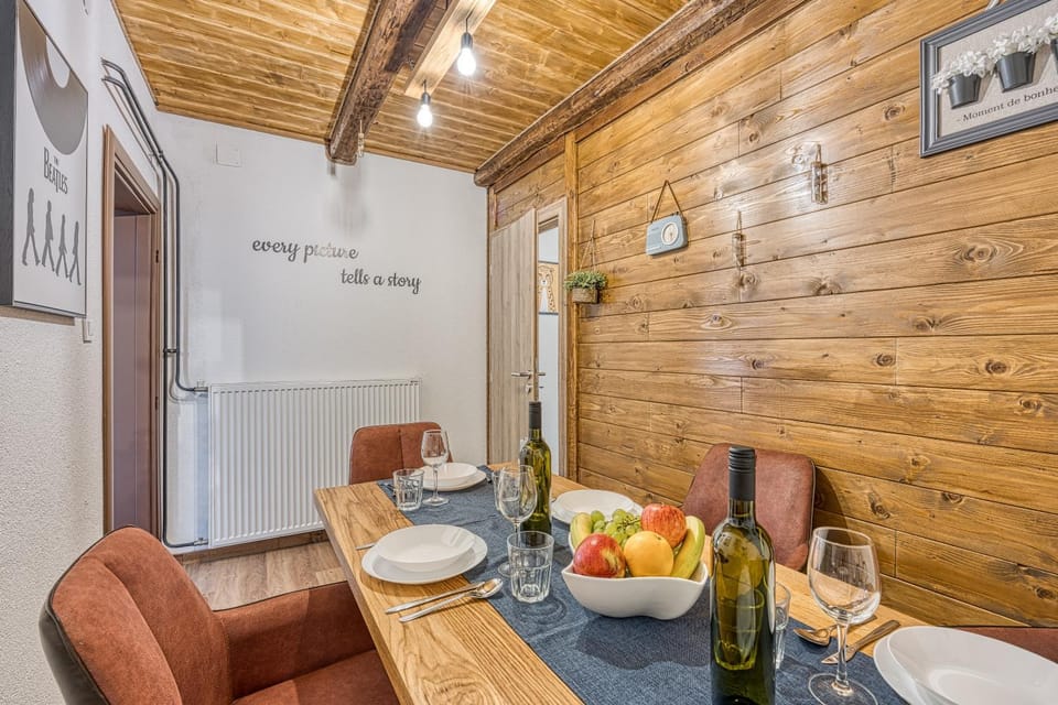 Seating area, Dining area