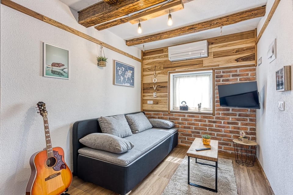 TV and multimedia, Seating area, air conditioner