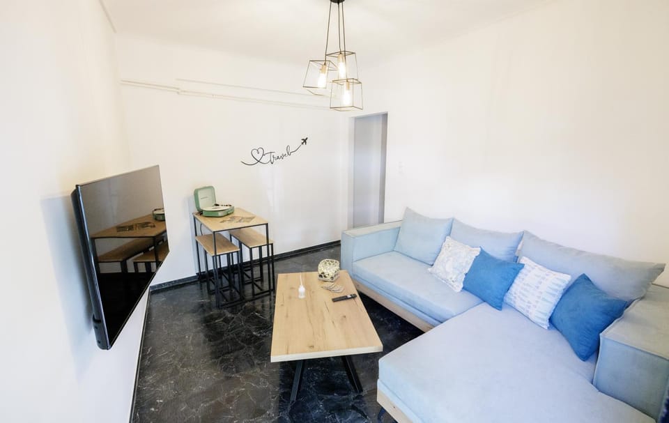 TV and multimedia, Living room, Photo of the whole room, Seating area, Dining area, Evening entertainment