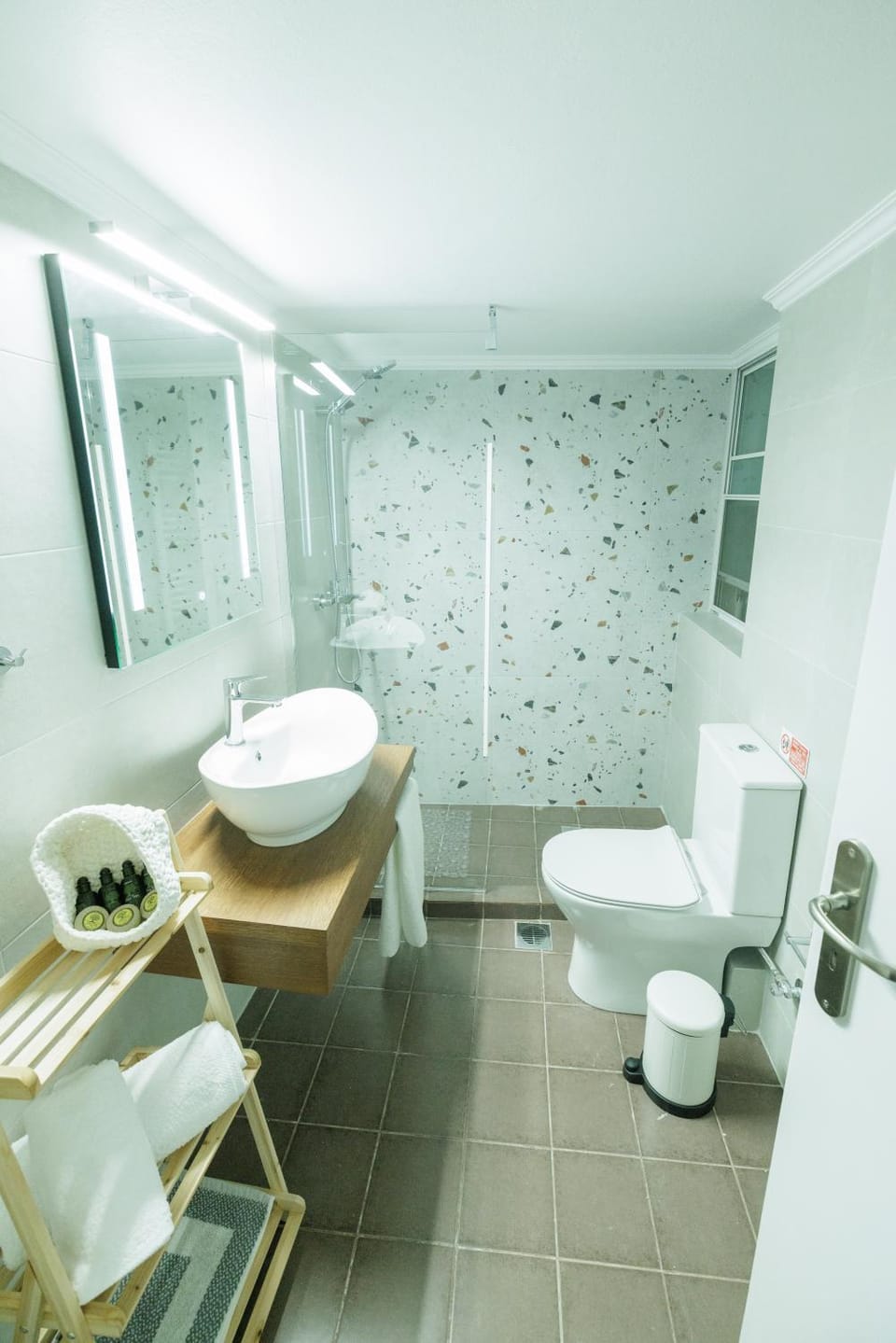 Shower, Toilet, Bathroom, Photo of the whole room, towels