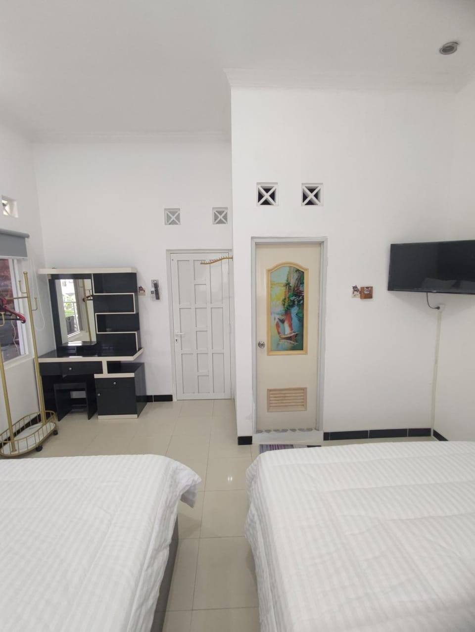 Bed, TV and multimedia, Bedroom