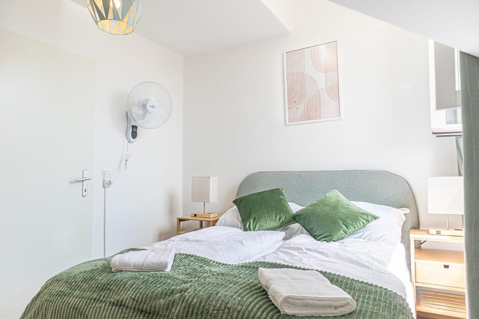 Bed, Photo of the whole room, Bedroom, towels