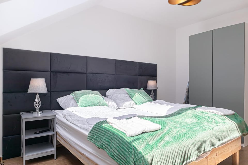 Bed, Photo of the whole room, Bedroom, towels