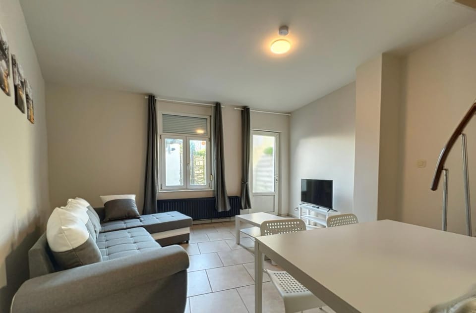 Gare 173A Bruxelles-Charleroi-airport Apartment in Charleroi