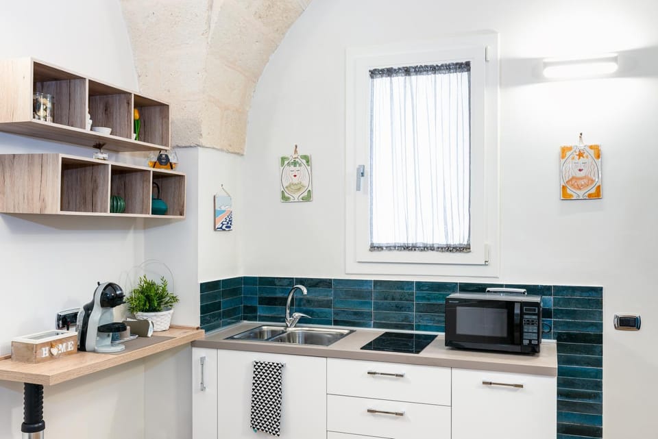 Kitchen or kitchenette, minibar, stove