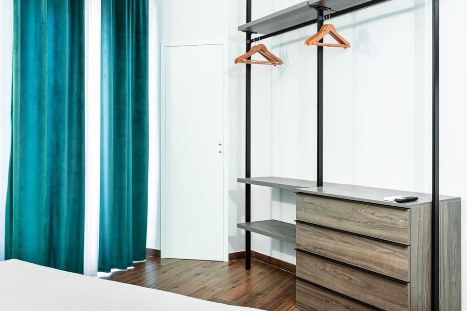 Photo of the whole room, Bedroom, wardrobe