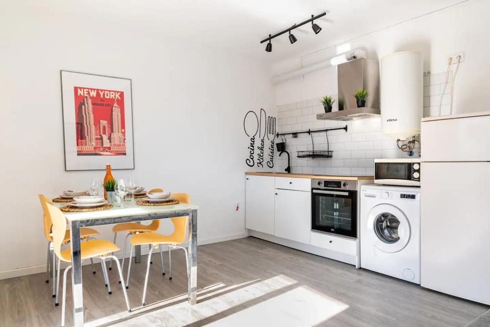 Kitchen or kitchenette, Dining area, minibar, pet friendly, washing machine