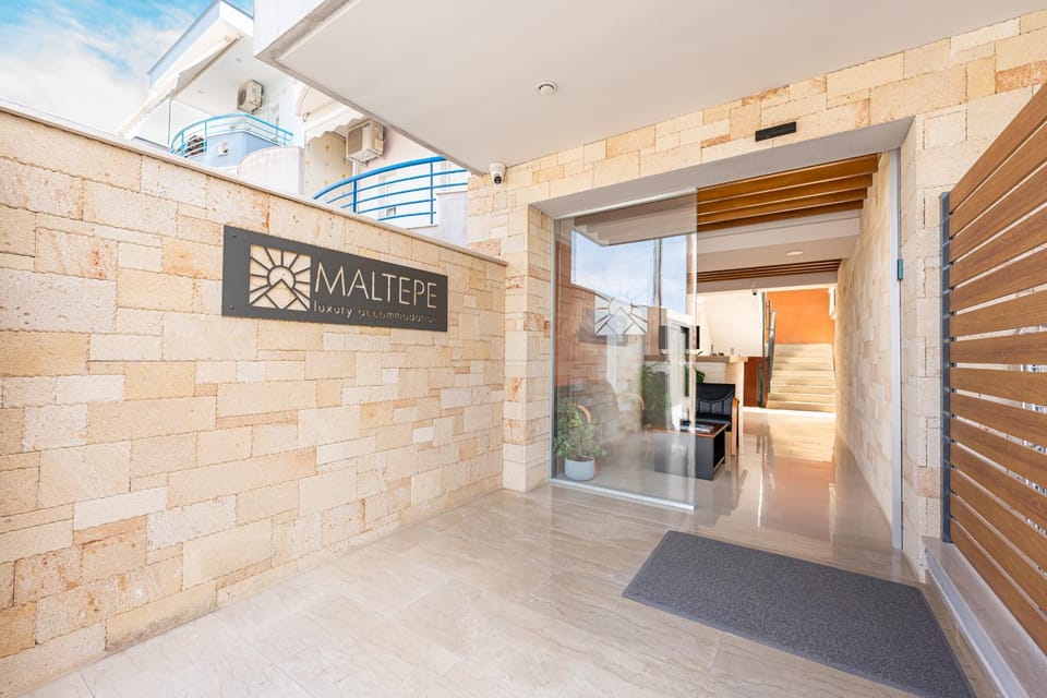 Facade/entrance, Day, Logo/Certificate/Sign, Text overlay