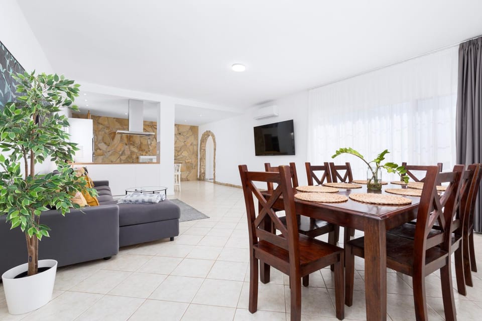 Communal lounge/ TV room, TV and multimedia, Kitchen or kitchenette, Living room, Dining area