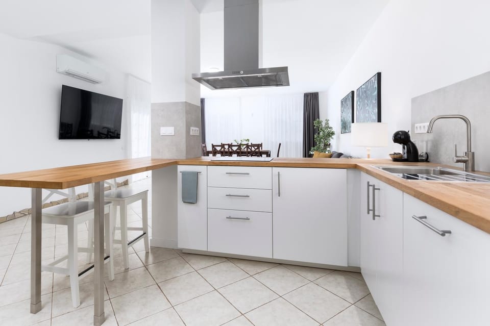TV and multimedia, Kitchen or kitchenette, Dining area, dishwasher, oven, stove, toaster