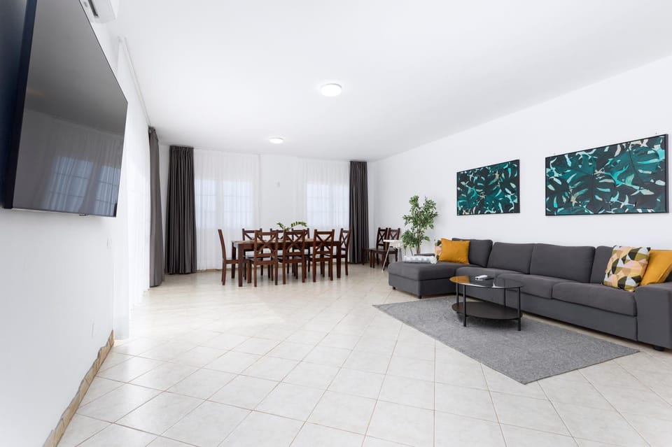 TV and multimedia, Living room, Seating area, Dining area