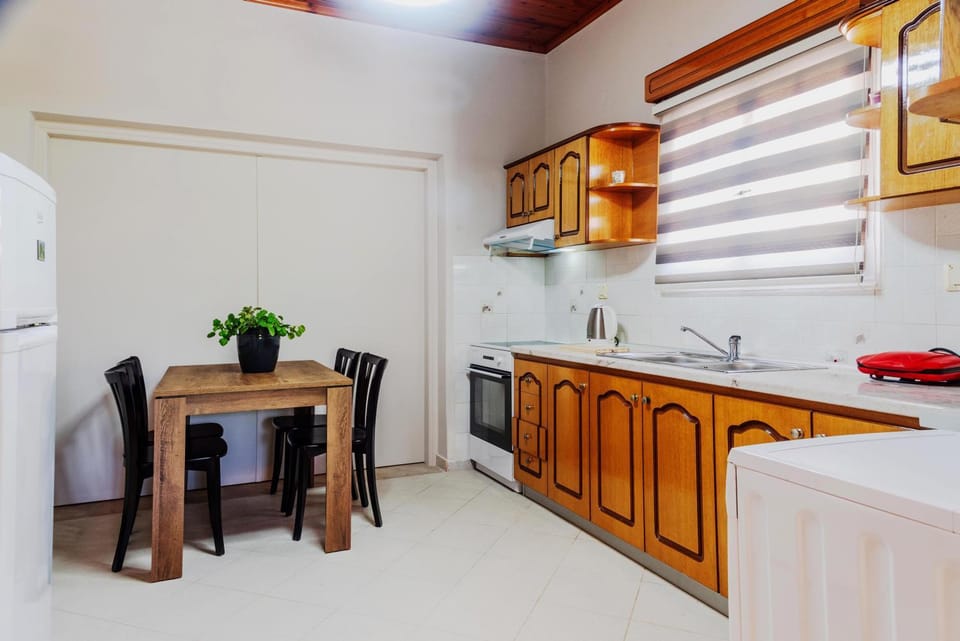 Dining area, pet friendly, stove, washing machine, kitchen