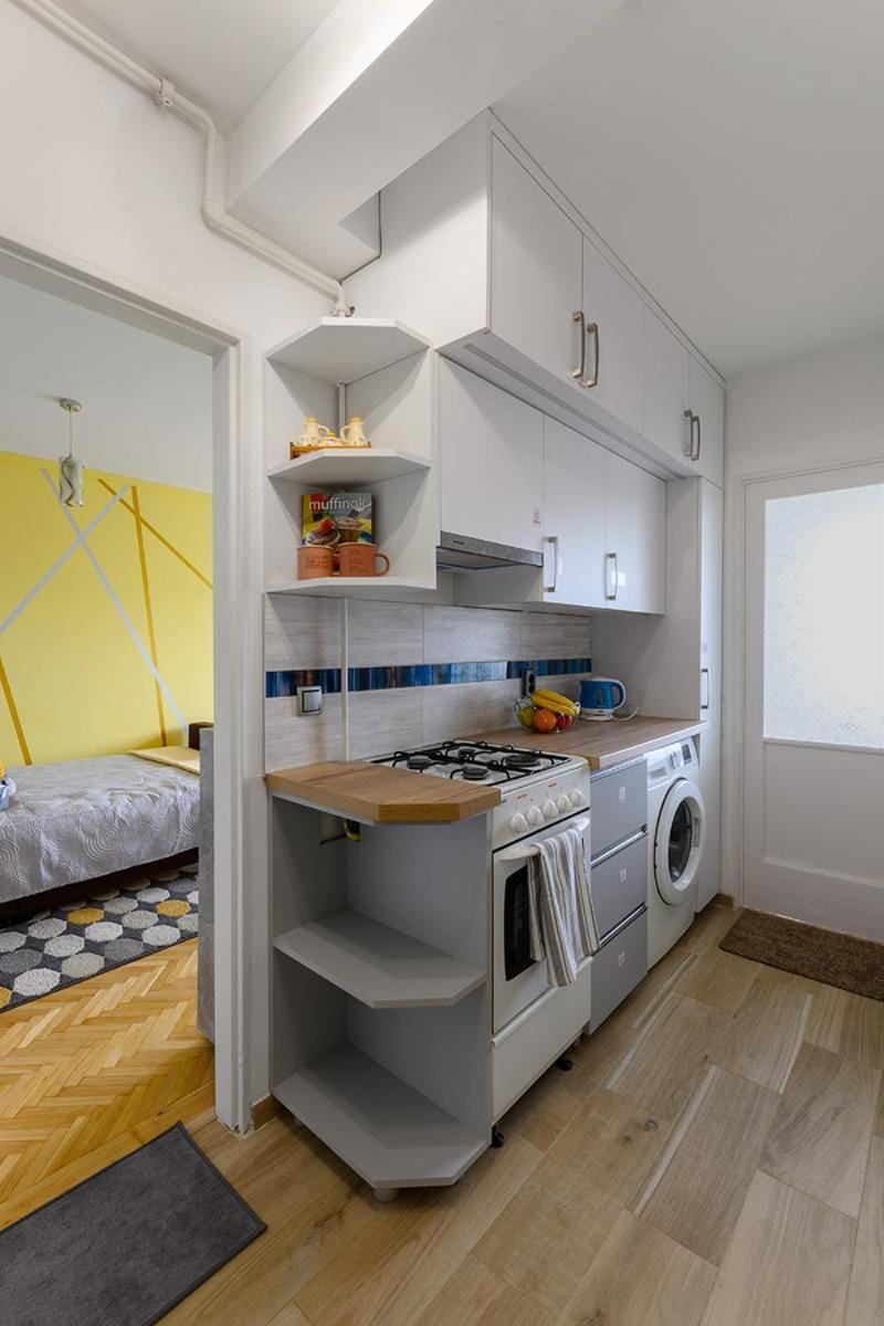 Bed, Kitchen or kitchenette, Kitchen or kitchenette, oven, stove, washing machine