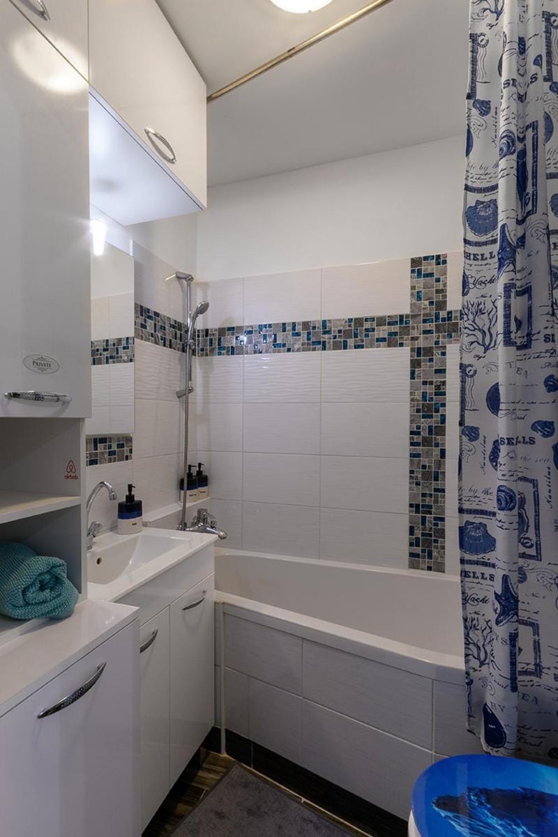 Bathroom, Bath, towels
