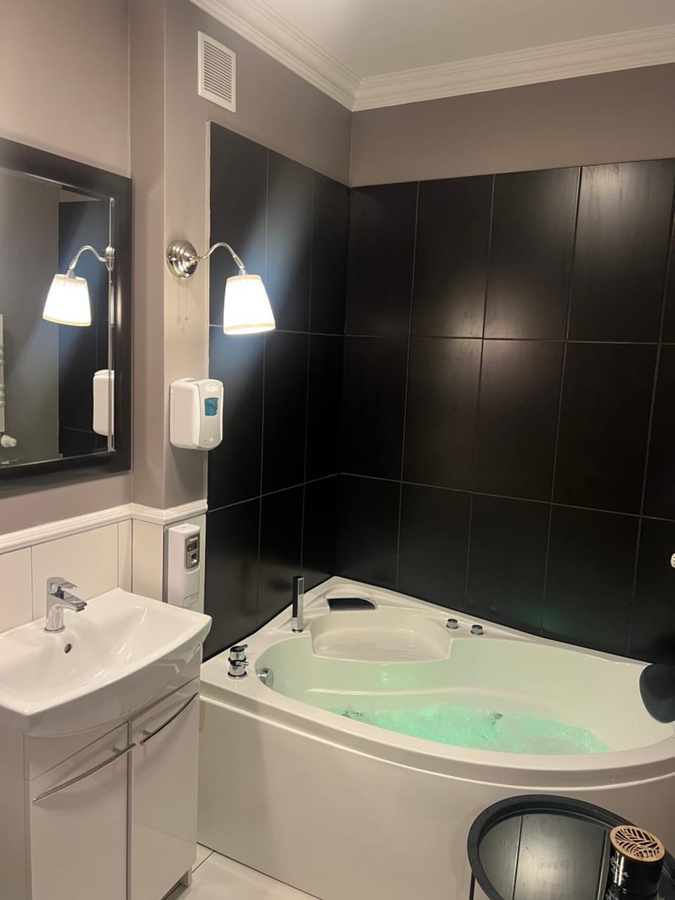 EUROPA22 Apartament z JACUZZI w samym sercu miasta Tomaszów Maz - balkon z widokiem na park i fontanny Szybkie zameldowanie od 13 Apartment in Masovian Voivodeship