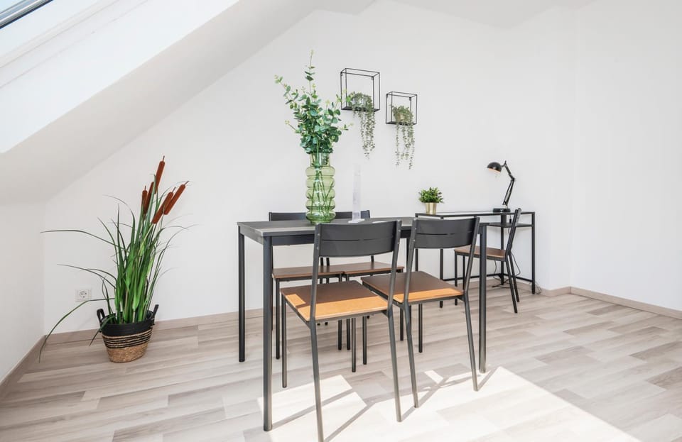 Seating area, Dining area