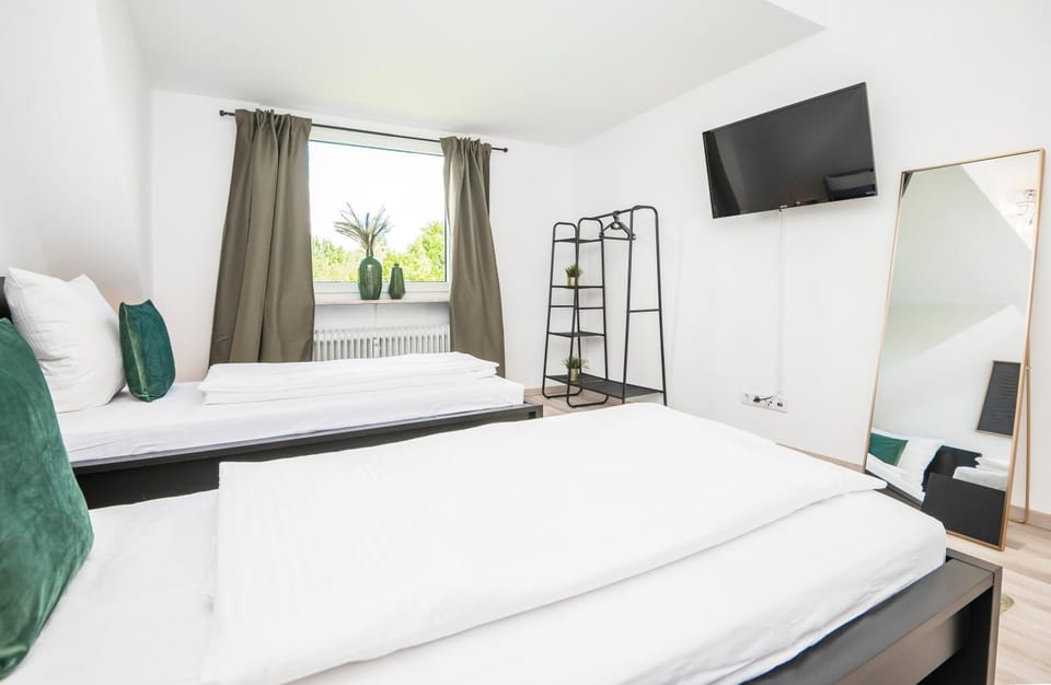 Bed, TV and multimedia, Photo of the whole room, Bedroom