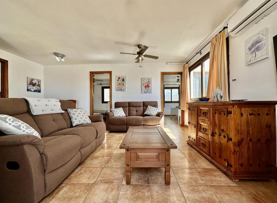 Living room, Lounge or bar, air conditioner, air conditioner