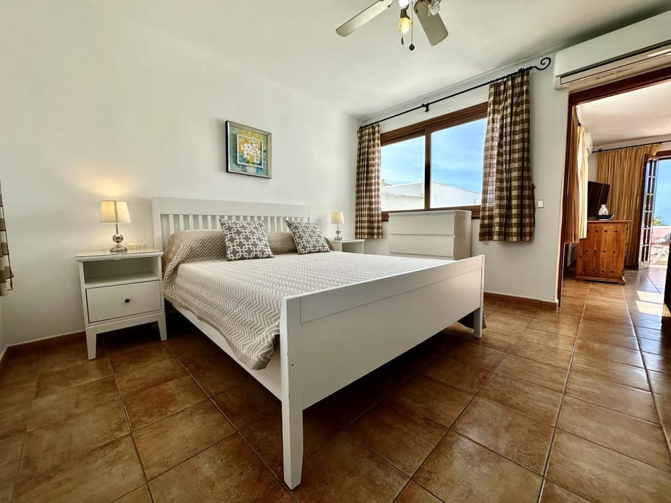 Bed, Bedroom, air conditioner