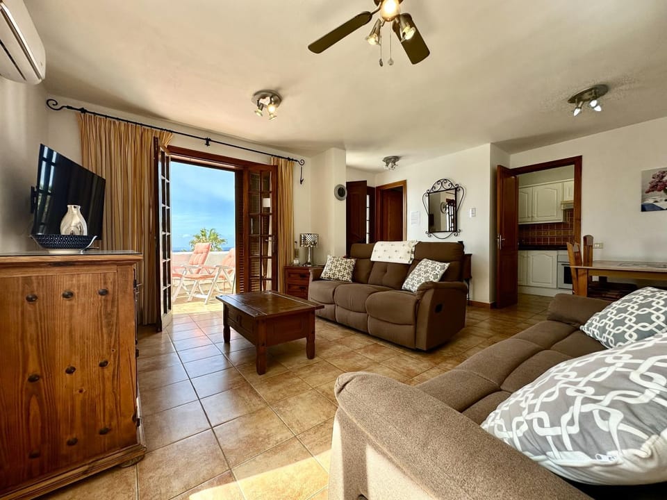 Communal lounge/ TV room, Library, TV and multimedia, Living room, air conditioner, air conditioner