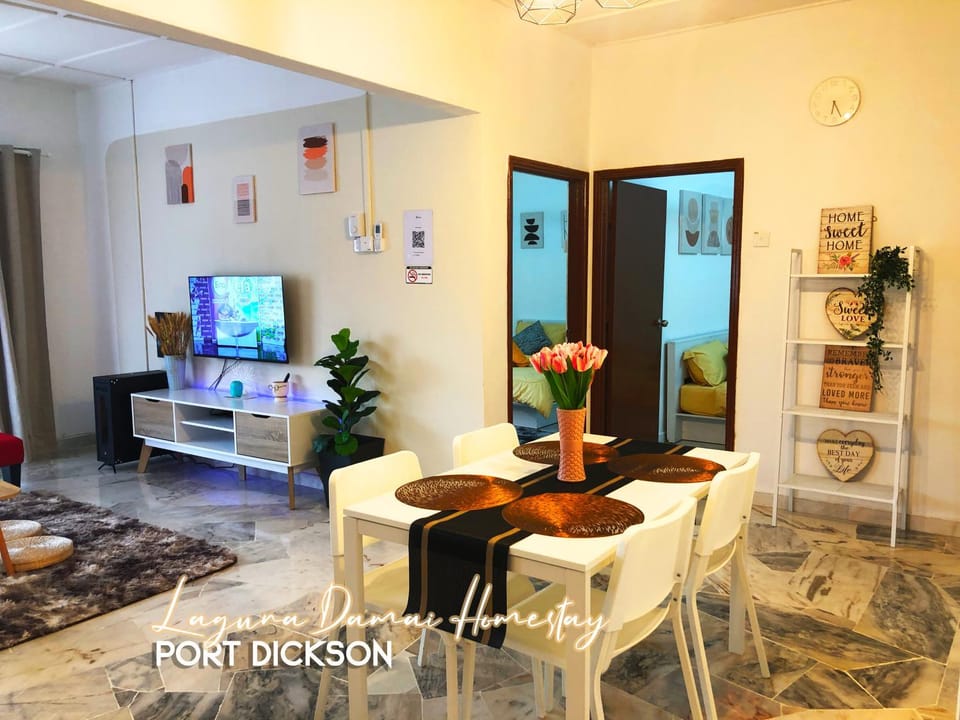 Communal lounge/ TV room, TV and multimedia, Living room, Decorative detail, Seating area, Dining area, Evening entertainment, Family, hair dresser, locker, air conditioner