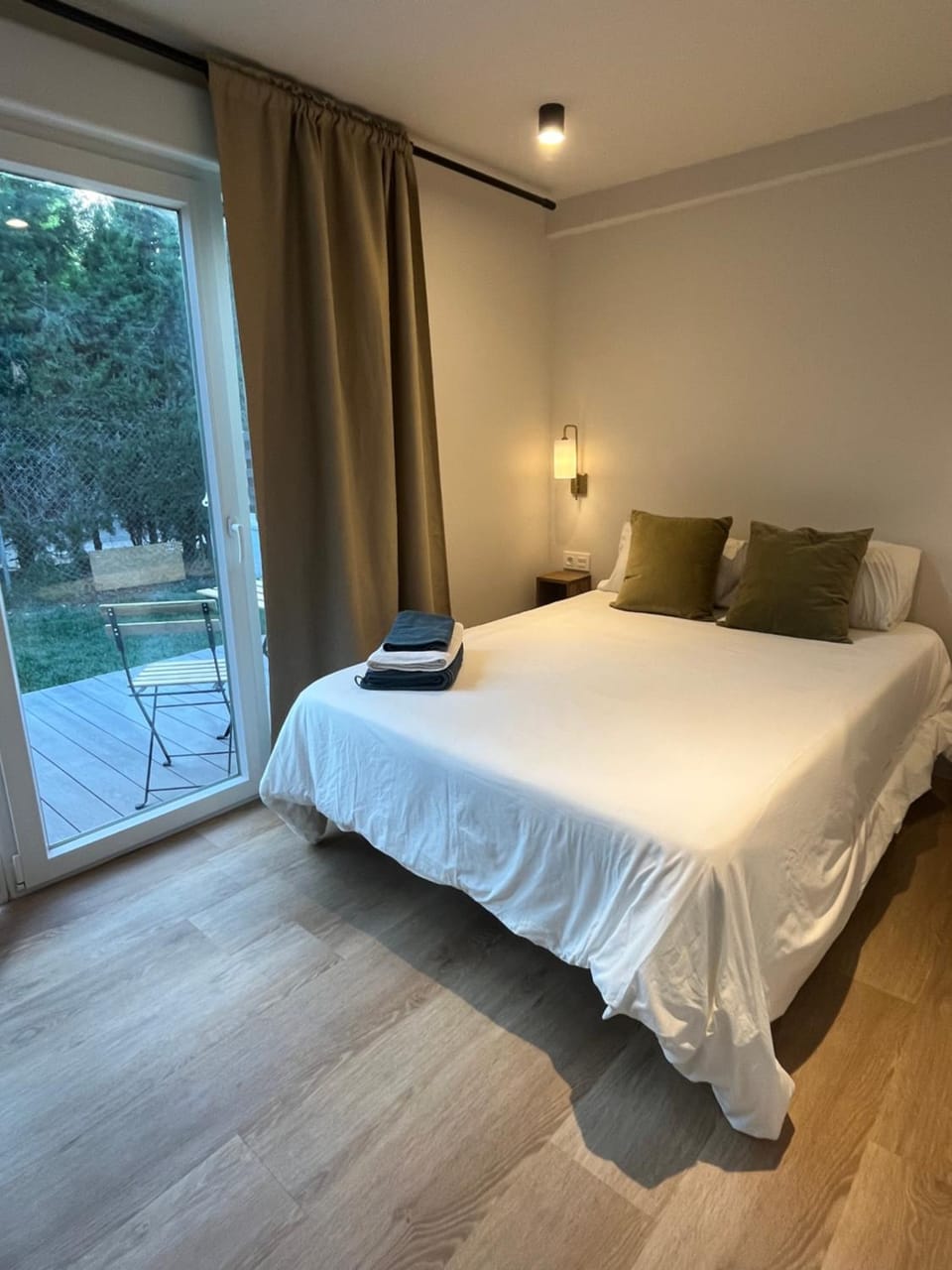 Bed, Bedroom, towels
